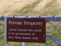 川へのアクセスに牧場の許可必要